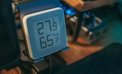 Imagem de capa: composição de sensores IoT, placa eletrônica e um corredor de supermercado refrigerado ao fundo