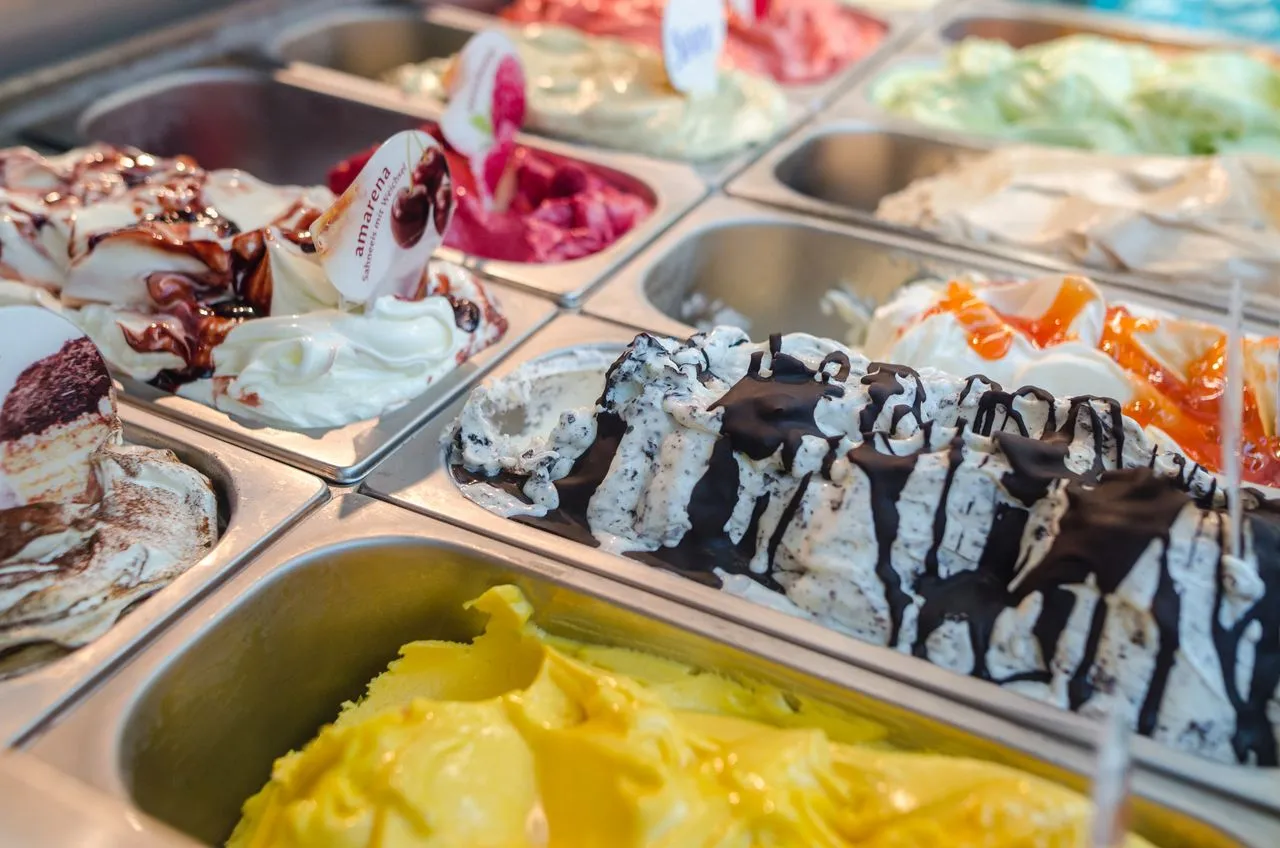 Vitrine refrigerada de sorvetes com vários sabores