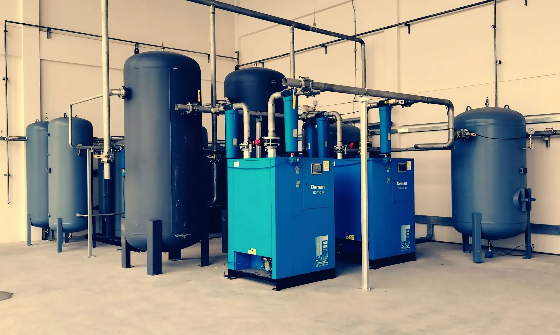Imagem de capa: bancada de compressores de refrigeração em casa de máquinas industrial, com sensor de vibração instalado